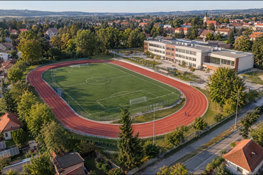 Atletický ovál s fotbalovým hřištěm uprostřed