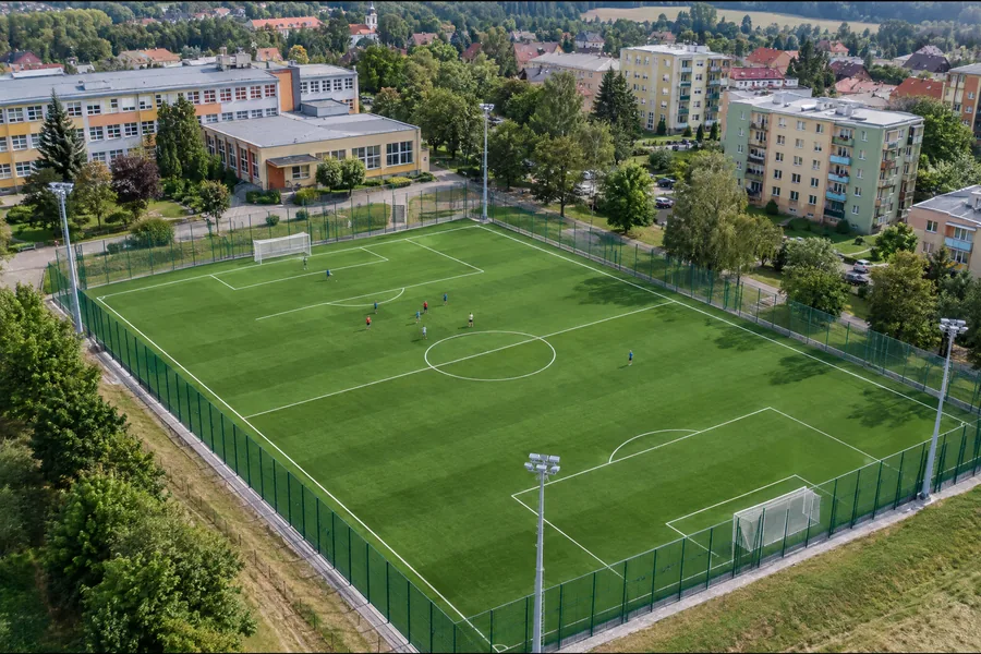 Fotbalové hřiště s umělou trávou u školy