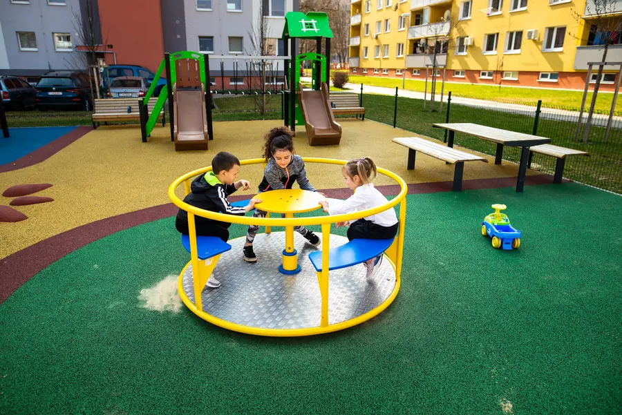 Dopadová plocha z EPDM ve třech barvách pod kolotočem