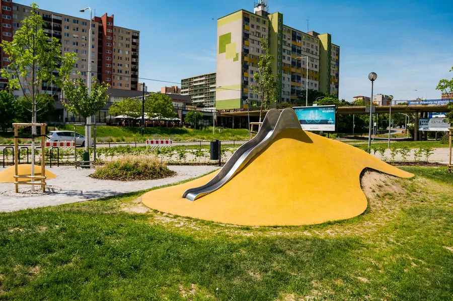 Kopec ze žlutého EPDM se skluzavkou, Bratislava Karlova Ves