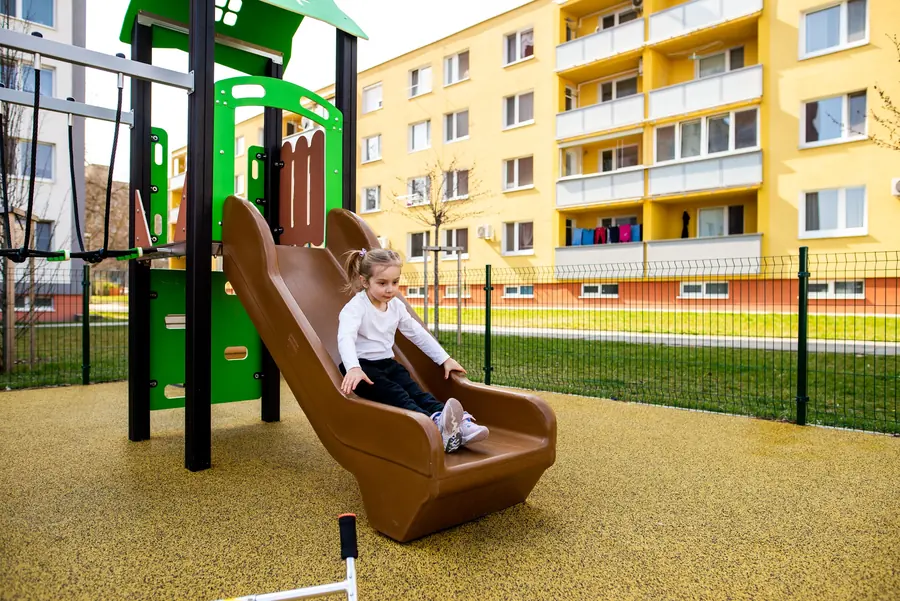 Dopadová plocha z EPDM pod skluzavkou a herní sestavou