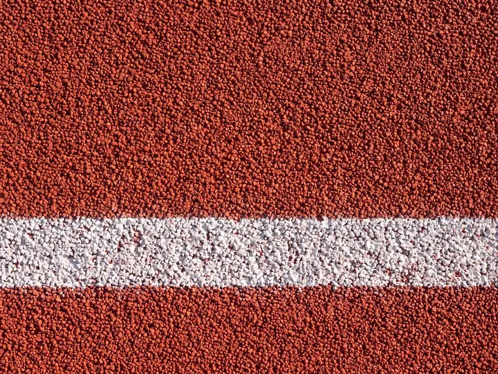 Detail povrchu: Stříkaný atletický povrch